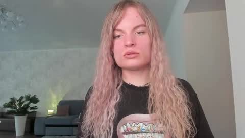 Snapshot of millikira006 chatting on April 20, 12:41 pm mili-kira online show from April 20, 12:41 pm