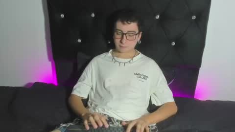 Snapshot of milogm_ chatting on July 2, 8:37 pm milogm_ online show from July 2, 8:37 pm