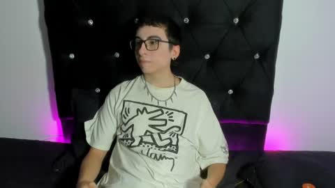 Snapshot of milogm_ chatting on July 6, 8:22 pm milogm_ online show from July 6, 8:22 pm