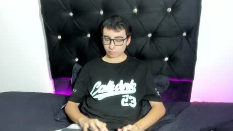 Snapshot of milogm_ chatting on July 8, 4:39 am milogm_ online show from July 8, 4:39 am