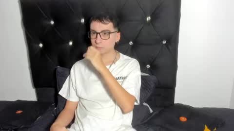 Snapshot of milogm_ chatting on July 9, 7:07 pm milogm_ online show from July 9, 7:07 pm