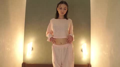 Snapshot of minakomii chatting on March 7, 6:43 am Mira online show from March 7, 6:43 am