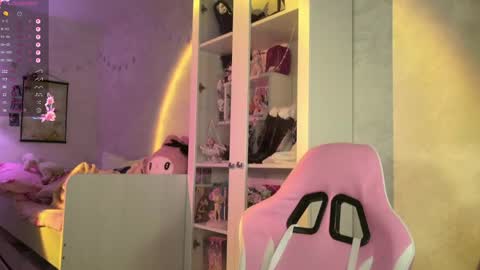 Snapshot of mira_jadee chatting on April 27, 9:13 pm Mira online show from April 27, 9:13 pm