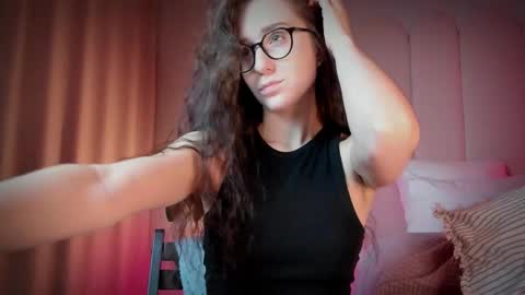 Snapshot of mira_kraviz chatting on November 7, 7:36 pm Mira online show from November 7, 7:36 pm