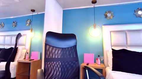 miss__ary_ online show from September 17, 12:18 pm