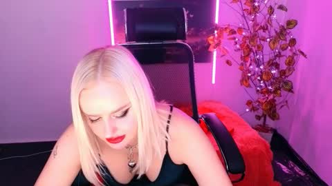 Snapshot of miss_alice_silver chatting on October 28, 5:59 pm miss_alice_silver online show from October 28, 5:59 pm