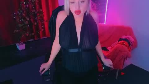 miss_alice_silver online show from May 6, 11:15 am