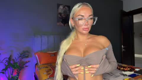 Snapshot of miss_jessica_x chatting on June 19, 6:34 pm Jess online show from June 19, 6:34 pm