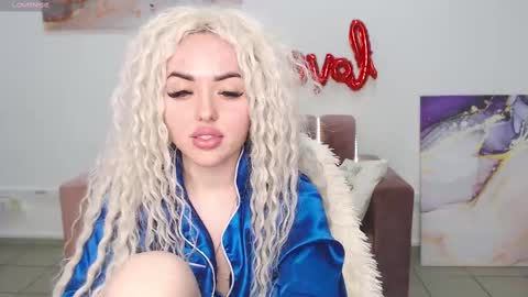 Snapshot of miss_kiten chatting on February 15, 11:14 pm miss_kiten online show from February 15, 11:14 pm