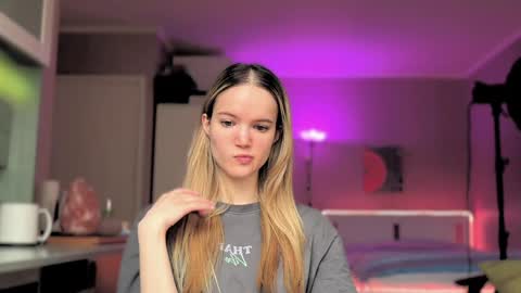 Snapshot of miss_sweetdream chatting on December 26, 9:22 am Emily online show from December 26, 9:22 am