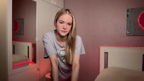 Snapshot of miss_sweetdream chatting on January 22, 6:10 am Emily online show from January 22, 6:10 am