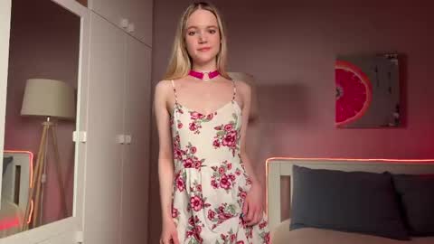Snapshot of miss_sweetdream chatting on May 20, 8:20 am Emily online show from May 20, 8:20 am