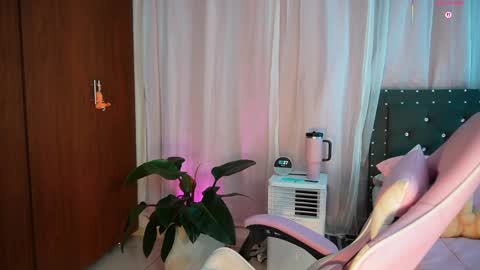 Snapshot of missara_ chatting on April 10, 12:27 am missara_ online show from April 10, 12:27 am