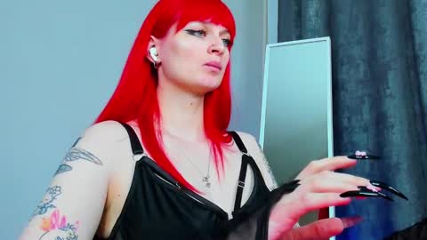 Snapshot of missbeldam chatting on February 18, 11:41 pm Miss Beldam online show from February 18, 11:41 pm