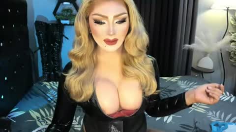 Snapshot of misschannel4sub chatting on August 2, 5:33 pm PRIESTESS CHANNEL online show from August 2, 5:33 pm