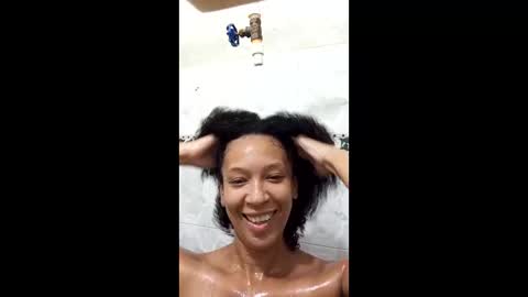 Snapshot of misscruzxz chatting on April 21, 2:56 pm Donna di Diamanti online show from April 21, 2:56 pm