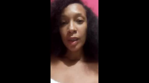 Snapshot of misscruzxz chatting on May 6, 11:21 pm Donna di Diamanti online show from May 6, 11:21 pm
