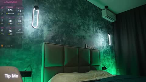 misskristel online show from December 18, 1:23 pm