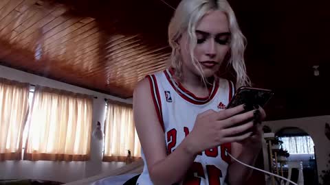 Snapshot of missluna27 chatting on December 3, 8:39 pm Miss Luna online show from December 3, 8:39 pm