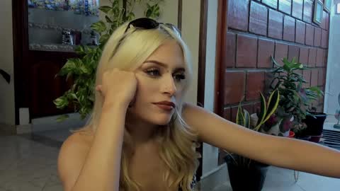 Snapshot of missluna27 chatting on December 8, 9:30 pm Miss Luna online show from December 8, 9:30 pm