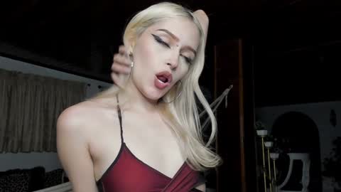 Snapshot of missluna27 chatting on December 11, 11:43 pm Miss Luna online show from December 11, 11:43 pm