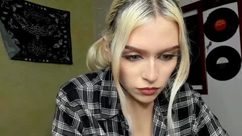 Snapshot of missluna27 chatting on December 31, 4:16 am Miss Luna online show from December 31, 4:16 am