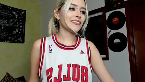 Snapshot of missluna27 chatting on February 21, 8:16 pm Miss Luna online show from February 21, 8:16 pm