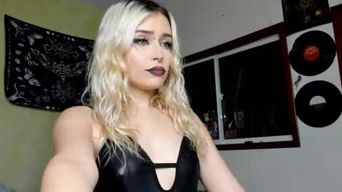 Snapshot of missluna27 chatting on March 12, 1:36 am Miss Luna online show from March 12, 1:36 am