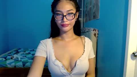missminervaa online show from May 11, 4:48 pm