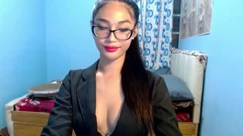 missminervaa online show from July 1, 1:45 pm