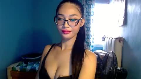 missminervaa online show from July 12, 6:26 am