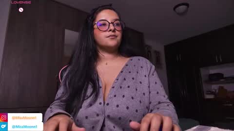 Snapshot of missmoonn chatting on October 29, 1:19 am MissMoon online show from October 29, 1:19 am