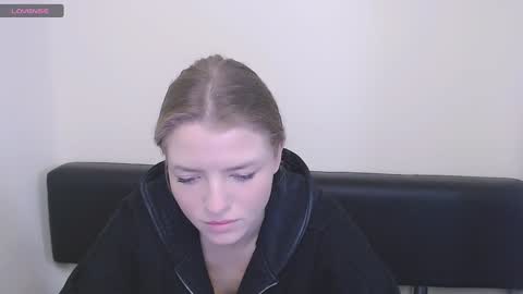 Snapshot of missoliviaa_ chatting on December 9, 2:39 pm Olivia online show from December 9, 2:39 pm