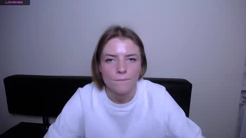 Snapshot of missoliviaa_ chatting on December 10, 4:49 pm Olivia online show from December 10, 4:49 pm