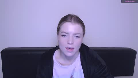 Snapshot of missoliviaa_ chatting on December 16, 11:22 am Olivia online show from December 16, 11:22 am