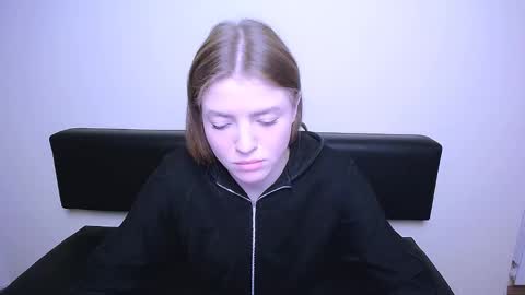 Snapshot of missoliviaa_ chatting on February 18, 11:44 am Olivia online show from February 18, 11:44 am