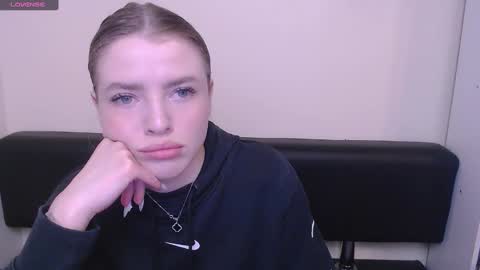 Snapshot of missoliviaa_ chatting on March 7, 1:51 pm Olivia online show from March 7, 1:51 pm