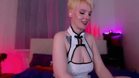 Snapshot of missseverina chatting on November 28, 11:40 pm Severina but you can call me Miss Goddess Pretty online show from November 28, 11:40 pm