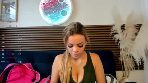 Snapshot of missvalery1 chatting on December 4, 8:18 pm missvalery1 online show from December 4, 8:18 pm