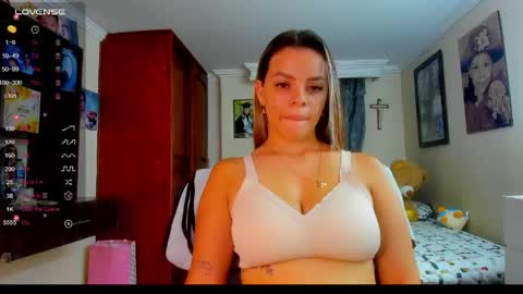 Snapshot of missvalery1 chatting on April 27, 11:14 pm missvalery1 online show from April 27, 11:14 pm