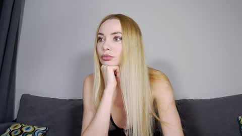 Snapshot of mistress_milana chatting on October 10, 10:25 am Milana online show from October 10, 10:25 am