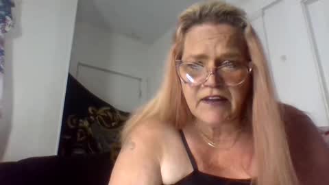 Snapshot of mistressmich623603 chatting on October 31, 4:19 pm thick playful mistress  new mature hornygranny online show from October 31, 4:19 pm