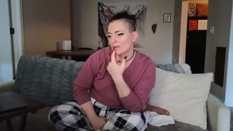 Snapshot of mistressquynnxo chatting on December 11, 9:01 pm Mistress Quynn online show from December 11, 9:01 pm