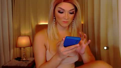 Leah online show from May 11, 1:28 pm