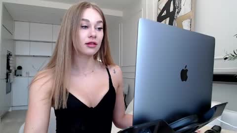 mistressuniverse online show from April 10, 6:51 am