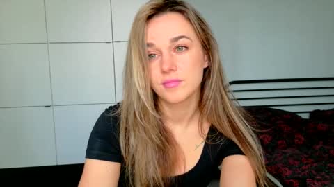 mmminnie online show from March 31, 1:00 pm