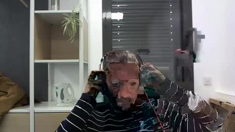 Snapshot of moi9876543210 chatting on January 28, 10:56 am Julien online show from January 28, 10:56 am