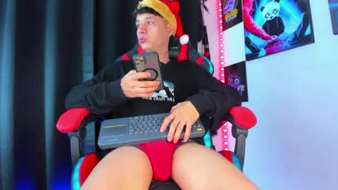 moises_23cm online show from December 15, 8:25 pm