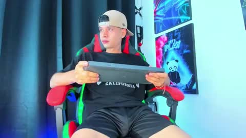 Snapshot of moises_23cm chatting on January 13, 4:28 am moises_23cm online show from January 13, 4:28 am