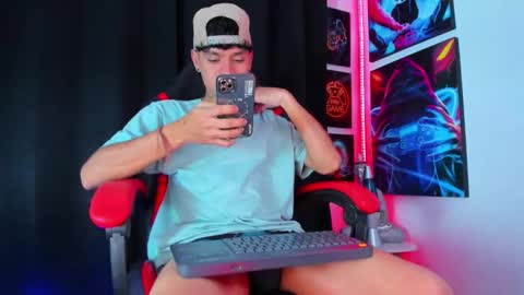 Snapshot of moises_23cm chatting on March 6, 4:17 pm moises_23cm online show from March 6, 4:17 pm